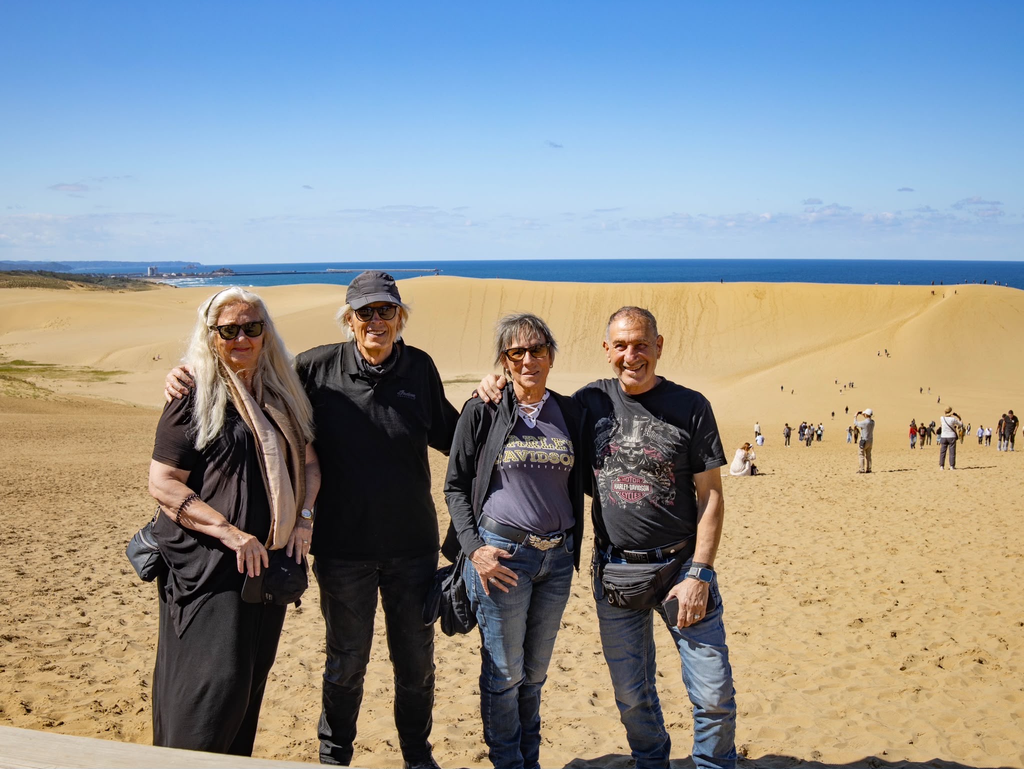 Mitreisende in den Sanddünen – weiter Blick zum Meer.