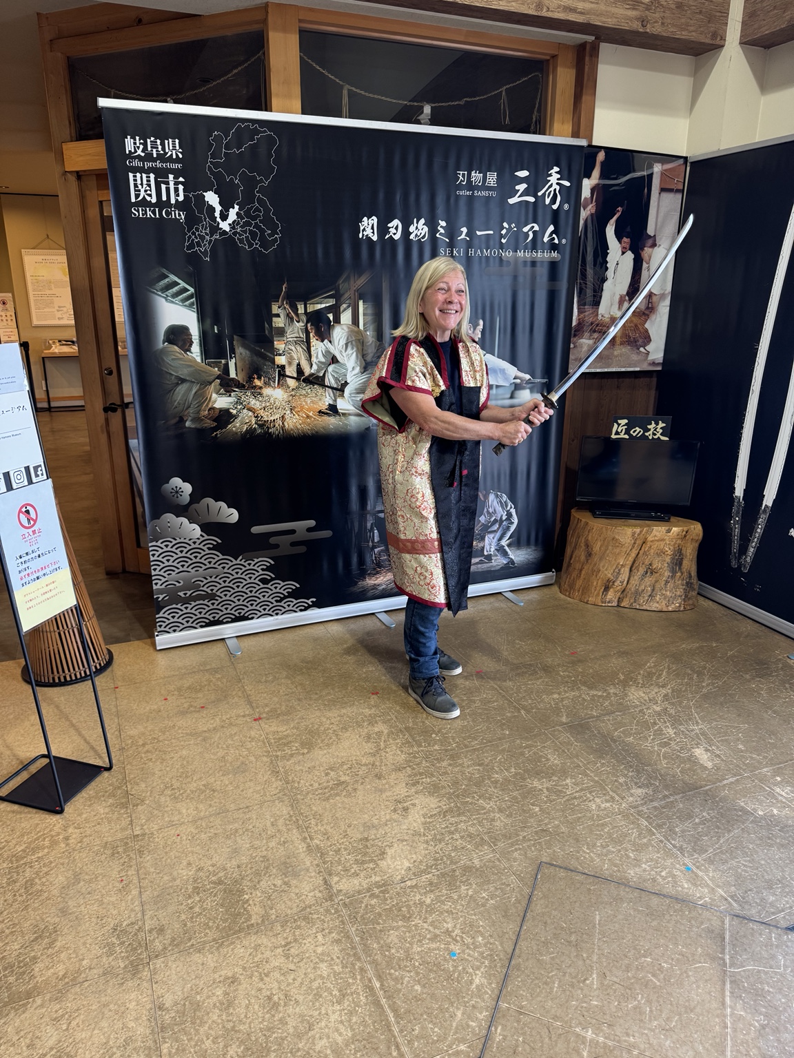 Ein spielerischer Moment im Seki Hamono Museum.
