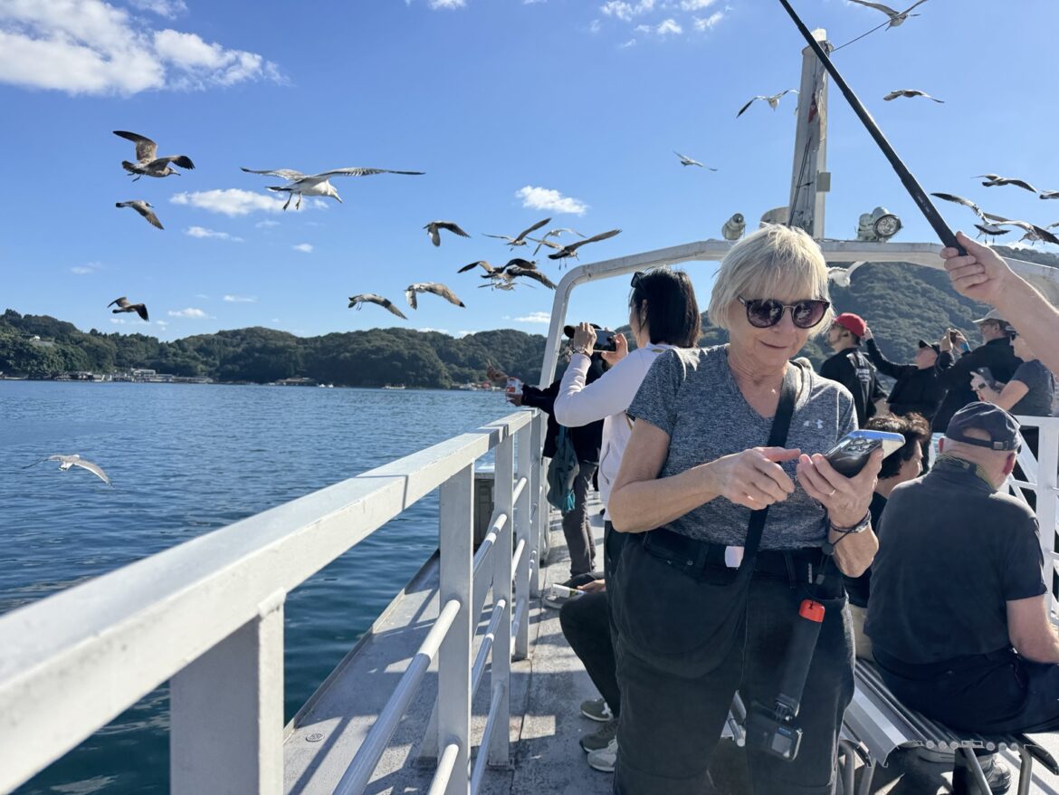 Anneliese an Bord mit Möwen über dem Wasser