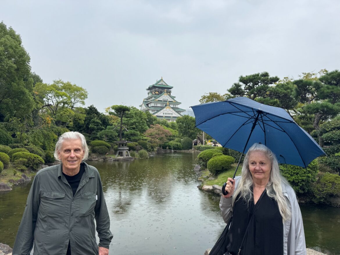 Kurt und Anneliese mit Regenschirm vor Osaka Castle