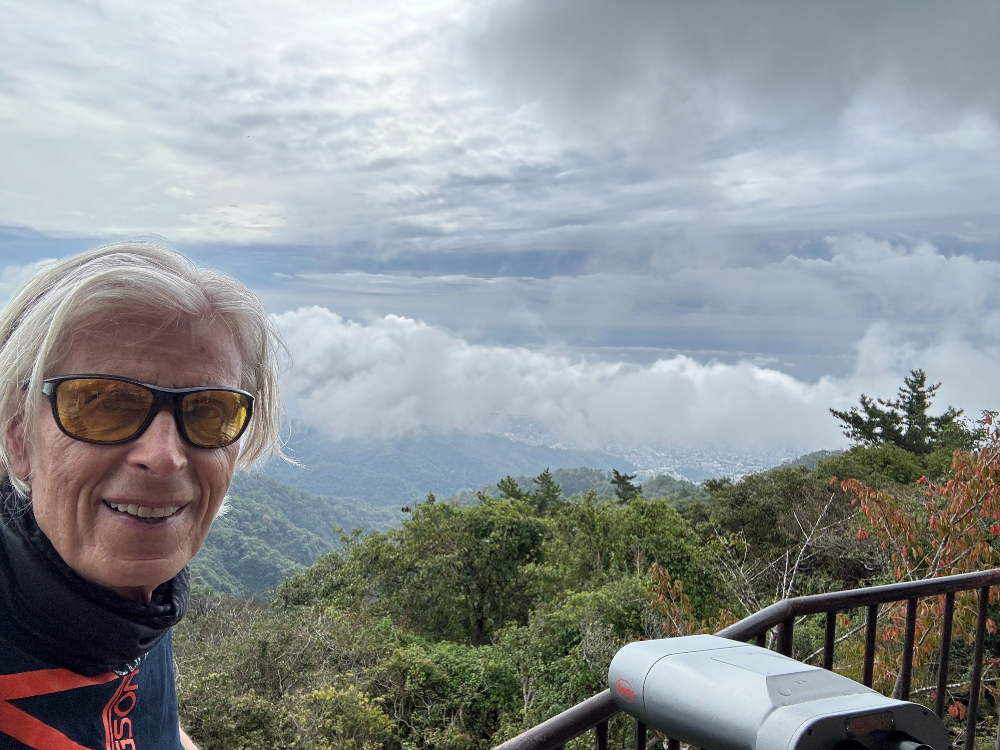 Kurt an einem Aussichtspunkt während der Japan-Motorradtour