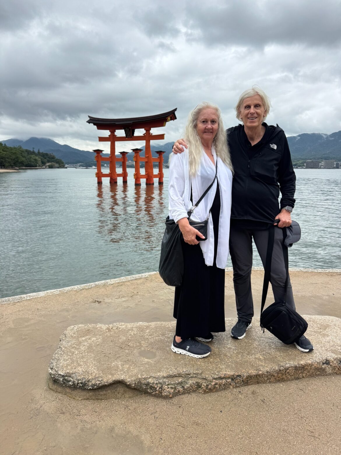 Kurt und Anneliese am Wasser vor dem roten Torii auf Miyajima