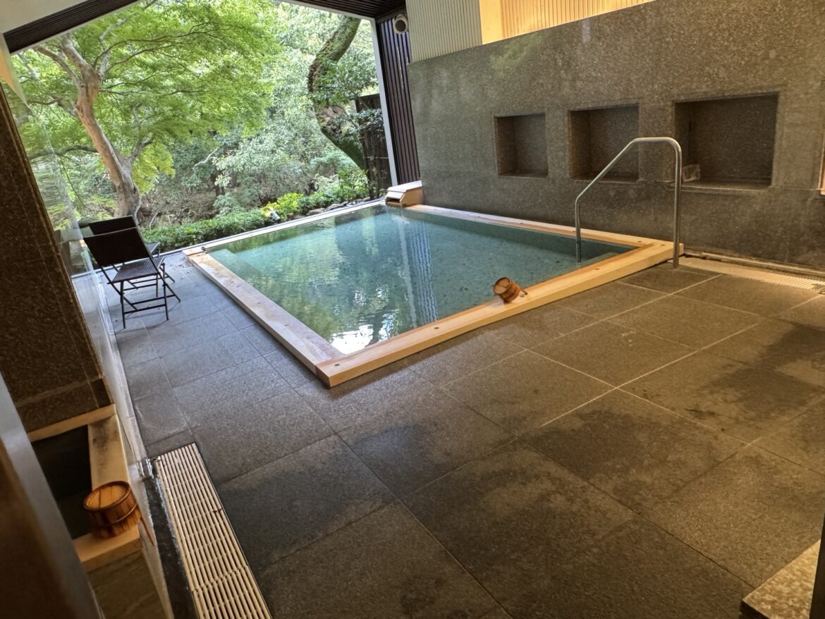 Das Onsen-Becken im KAI Hakone mit Blick ins Grüne.